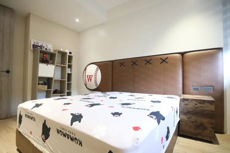 大兒子白開水熱愛棒球，特訂製這個床。鄭孟晃攝