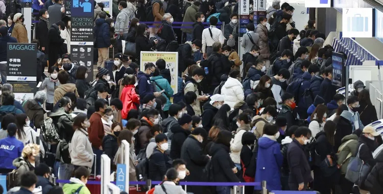 日本東京羽田機場2022年12月29日上午，出境大廳人頭攢動。美聯社／共同社