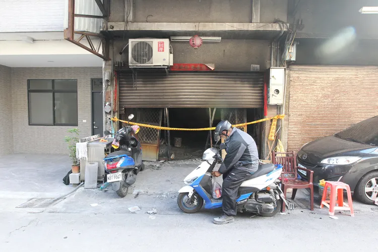 因工作逃過死劫的屋主大兒子，一早就回到住家。張喆喜攝