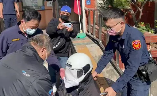 台中惡火奪三代5命　親友重返火場收拾小五童遺物不發一語