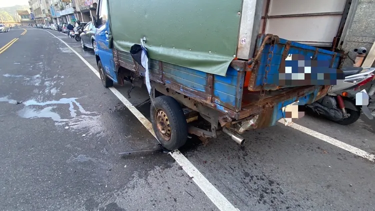 肇事現場地面殘留血跡。翻攝畫面