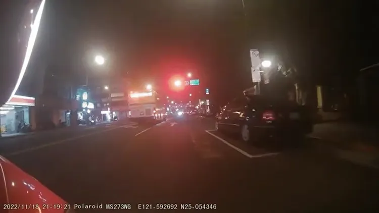 網友在台北市南港區拍到公車直衝闖紅燈的影片。翻攝《爆料公社》社團