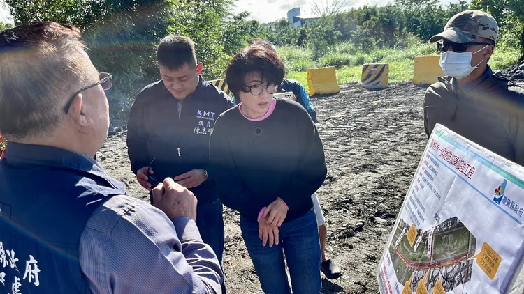 台東縣長饒慶鈴視察太平溪右岸一路通工程。古和純攝