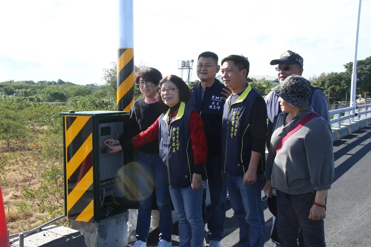饒慶鈴、當地村里長及議員一同啟動紅綠燈號。台東縣府提供