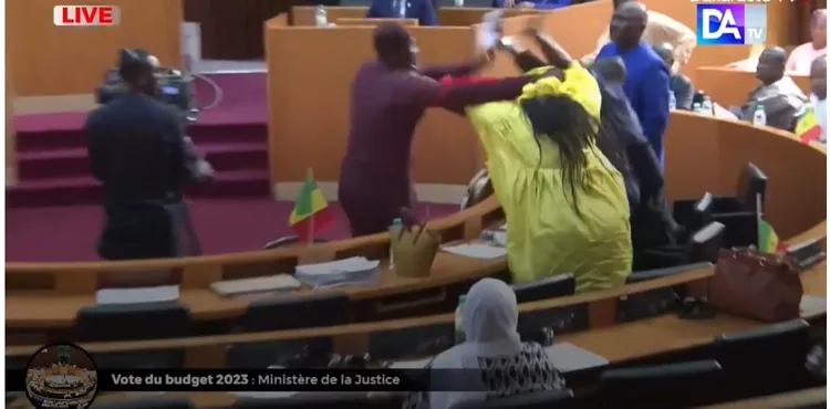 恩迪亞耶先是遭到男議員桑布衝來打巴掌。法新社影片截圖