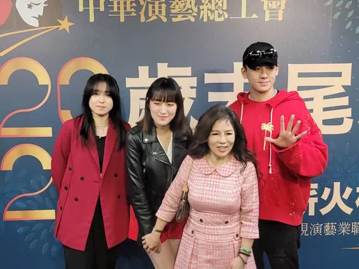 寶弟演藝工會尾牙高歌《冬天裡的一把火》 湯志偉養16隻雞吃蛋不用買