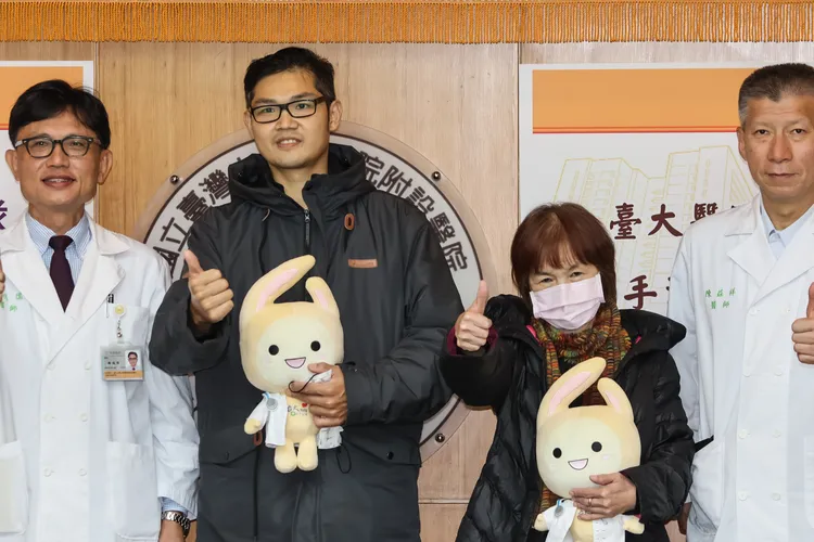 台大醫院高階循環輔助團隊與病人趙先生(左2)、詹女士(右2)。趙世平攝