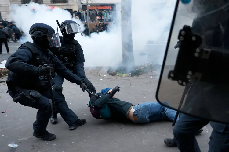 法國鎮暴警察逮捕抗議者。美聯社