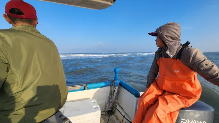 台子港漁民趁年前天候海象佳，乘風破亮出海喜迎豐收。莊國賓提供