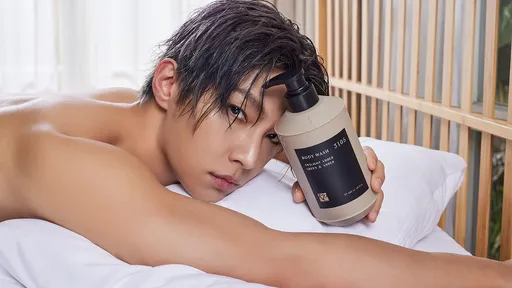 炎亚纶37岁还是有体香　半裸趴床泄色气还揪人「一起洗澡」