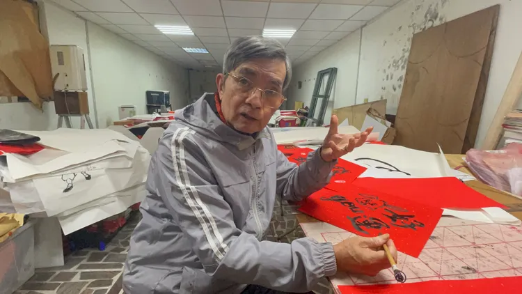 李牧石認為春聯還是手寫的比較好。張沛森攝