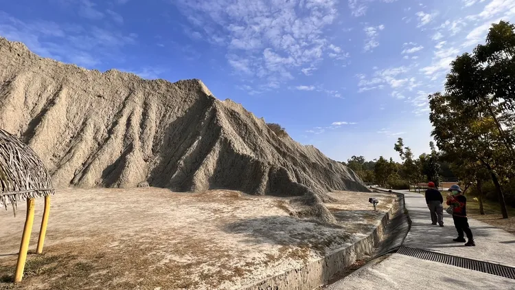 田寮月世界有四條步道，可以讓遊客透過不同角度，欣賞「惡地」景觀。侯昌騰攝