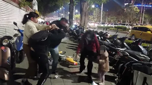 邁邁在這頭辦燈會 一旁兩男在小孩面前打架飆國罵