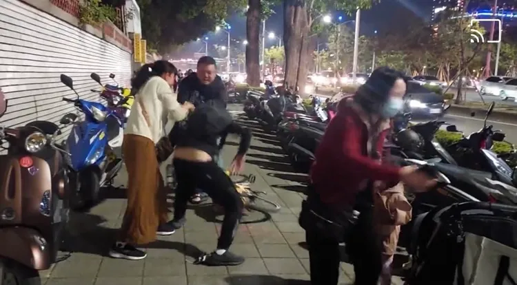 兩名男子無視小女孩嚎啕大哭，在人行道上打架。翻攝自臉書爆怨公社