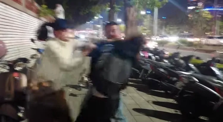 高雄蓮池潭今晚辦燈會，一旁人行道卻停滿機車，還有兩名男子在打架。翻攝自臉書爆怨公社