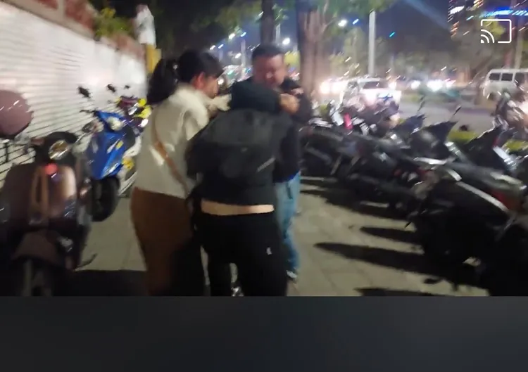 高雄蓮池潭今晚辦燈會，一旁人行道卻停滿機車，還有兩名男子在打架。翻攝自臉書爆怨公社