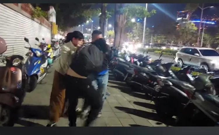 高雄蓮池潭今晚辦燈會，一旁人行道卻停滿機車，還有兩名男子在打架。翻攝自臉書爆怨公社