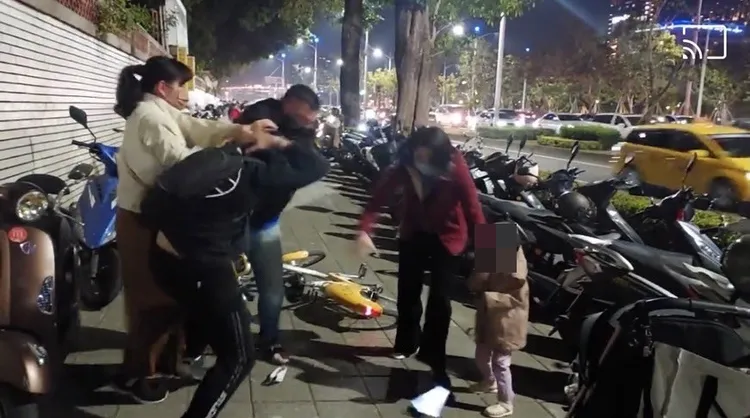 兩名男子無視小女孩嚎啕大哭，在人行道上打架。翻攝自臉書爆怨公社