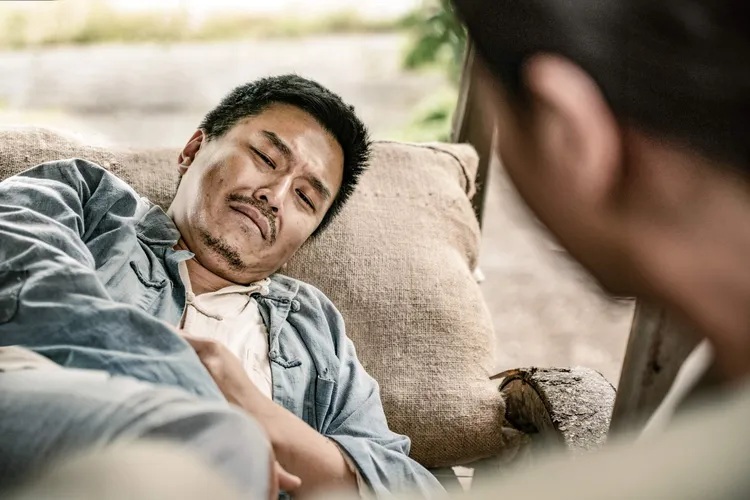 蕭景鴻（左）領便當。公視提供