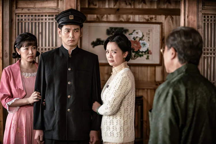 楊子儀（左二）因改日本姓名遭地主父親楊烈（右）斥責，米可白（左）和母親高欣欣（右二）陪在旁。公視提供