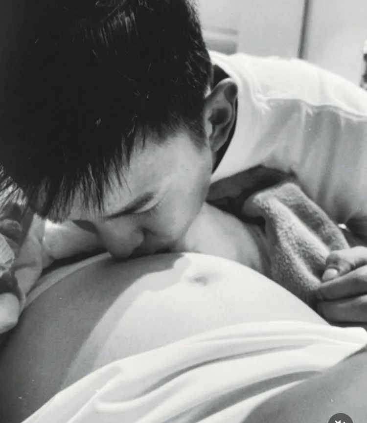 王家梁親吻老婆和肚裡女兒。翻攝許維恩IG