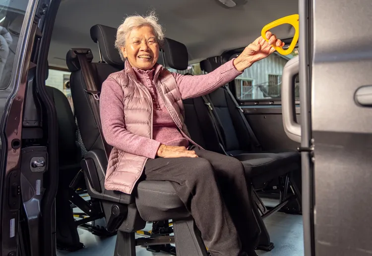 時常預約微光134到府接送服務的徐鍾玉蘭阿嬤表示，以前定期前往市區回診仍然是一件非常辛苦的事情，現在確實輕鬆許多。業者提供