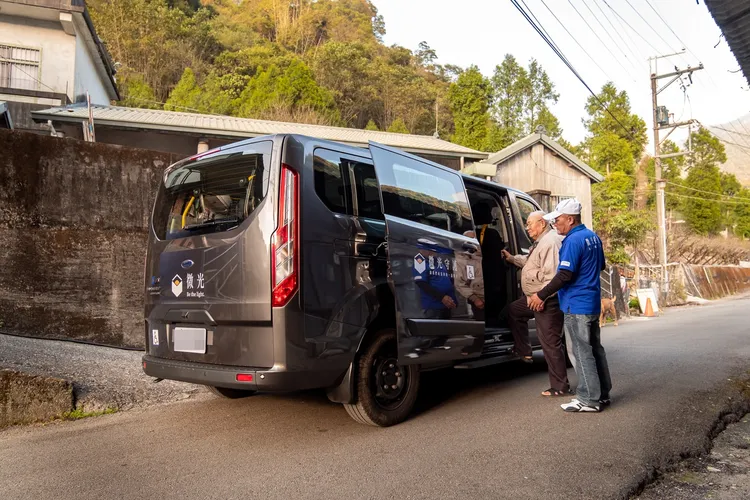台中市和平區偏遠聚落許多長者若要至台中市區的醫院回診就醫，來回市區車程就可能長達3至4小時，如今有了微光134計畫的到府接送服務，可大幅降低出行時間與困難度。業者提供