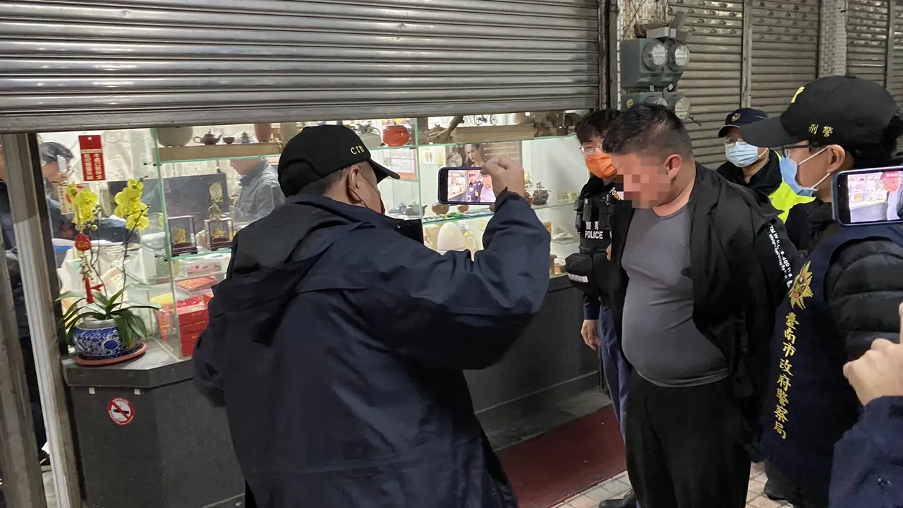 警方盤查身分帶回偵訊。王志弘攝