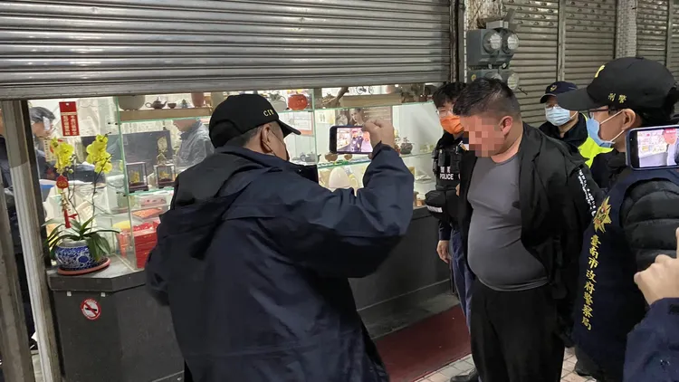 警方盤查身分帶回偵訊。王志弘攝