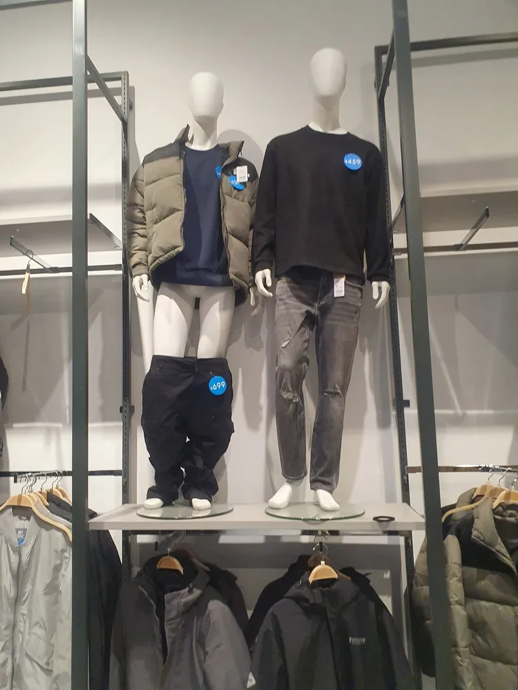 沒想到站在高台上的假人模特兒長褲只穿到一半。翻攝臉書社團《路上觀察學院》