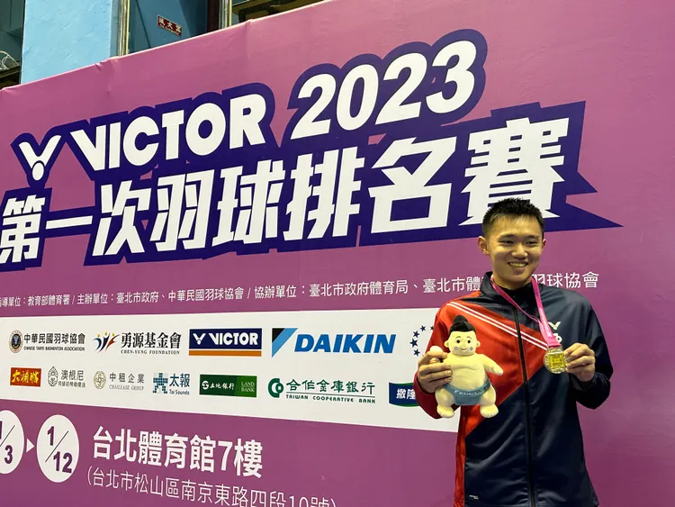 黃郁豈開心戴上冠軍金牌。黎建忠攝