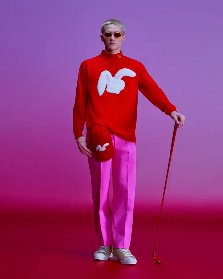 DIOR by ERL寬鬆剪裁長袖T恤4萬5000元、棒球帽1萬8500元。翻攝dior IG