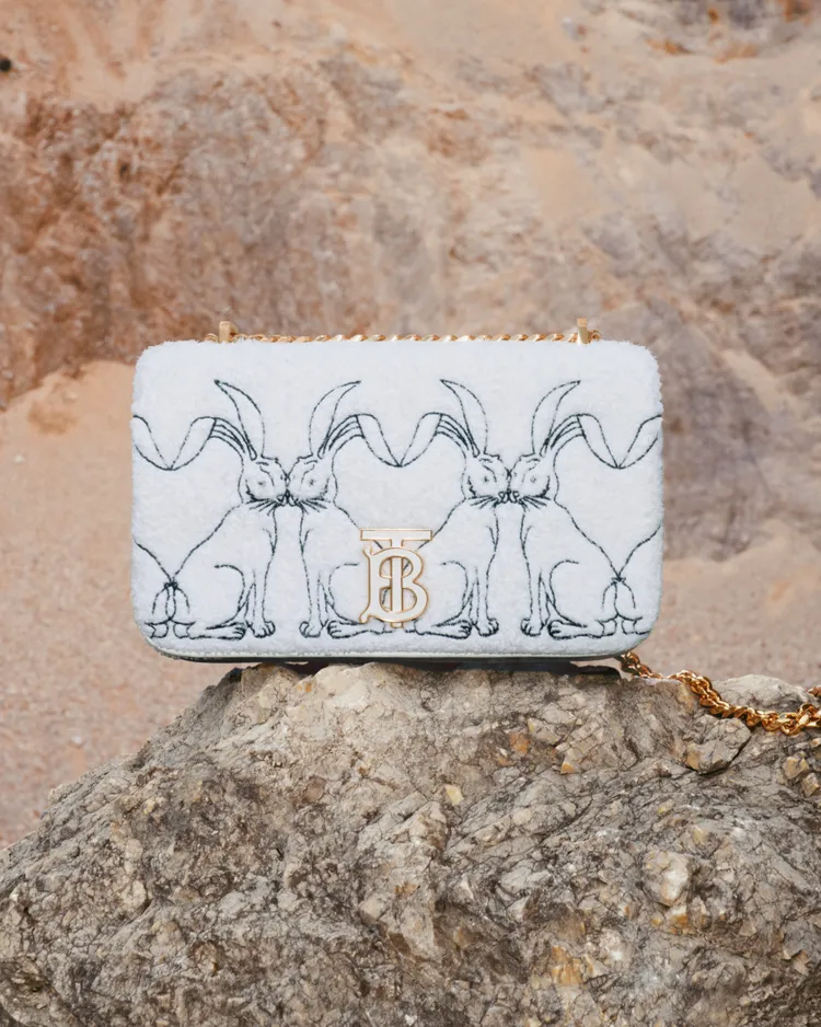 BURBERRY兔子圖案人造皮草小型 Lola 包，8萬5000元。品牌提供