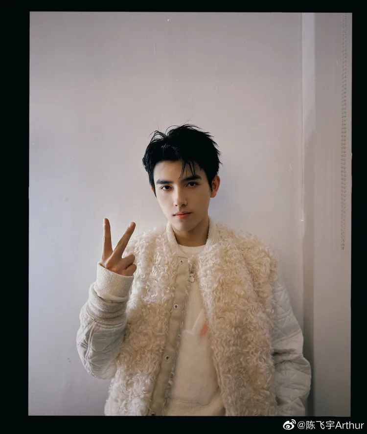 中國男星陳飛宇穿上巴黎時裝屋DIOR與客座設計師品牌ERL打造的農曆新年限定系列毛絨飛行員外套，裝可愛也能維持酷帥模樣。翻攝陳飛宇微博