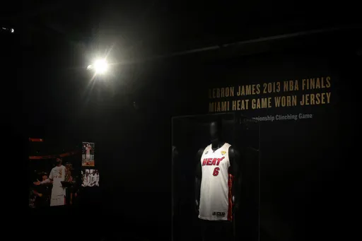 這件衣服竟賣1.1億元　詹姆斯2013年NBA冠軍賽戰袍天價落槌