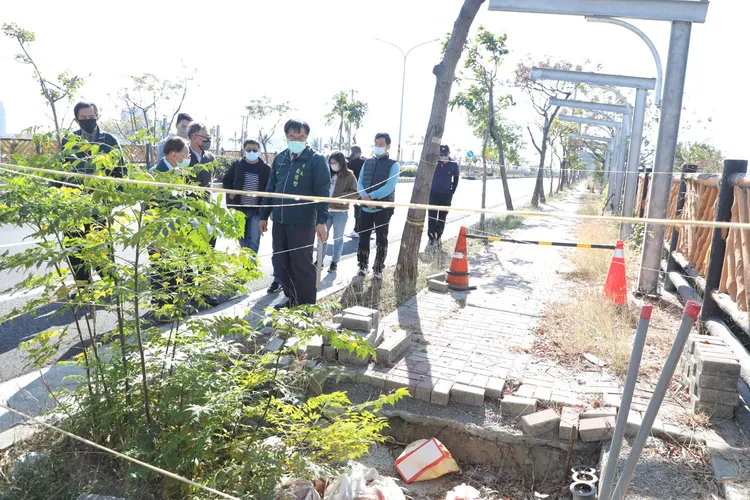 人行道還有大洞阻礙通行。市府提供