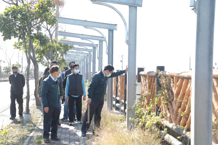 黃偉哲搖晃鋼柱，發現不少缺失。市府提供