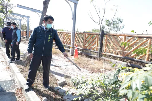 光電設施鋼柱被吹倒、人行道有大洞 黃偉哲怒了!責令限期改善否則依法送辦