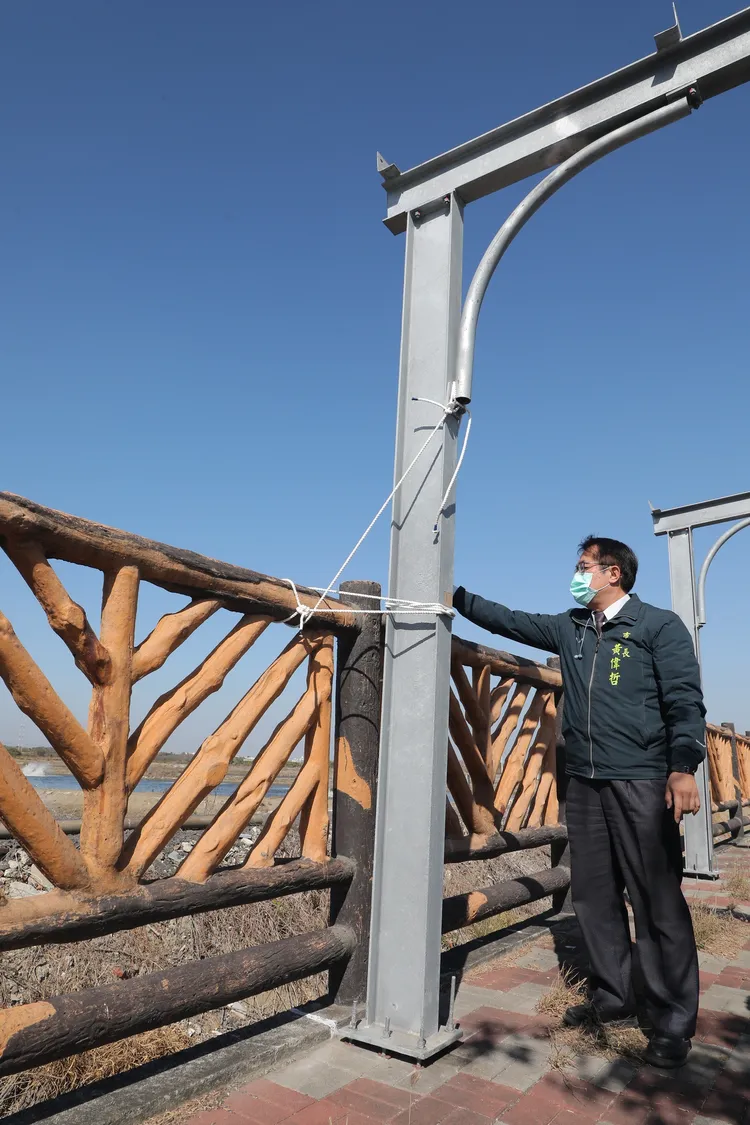 黃偉哲直言，無法接受，要求承包商限期改善。市府提供