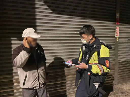 下午走到半夜找不到家！8旬男外出迷途　警發覺異狀助他返家