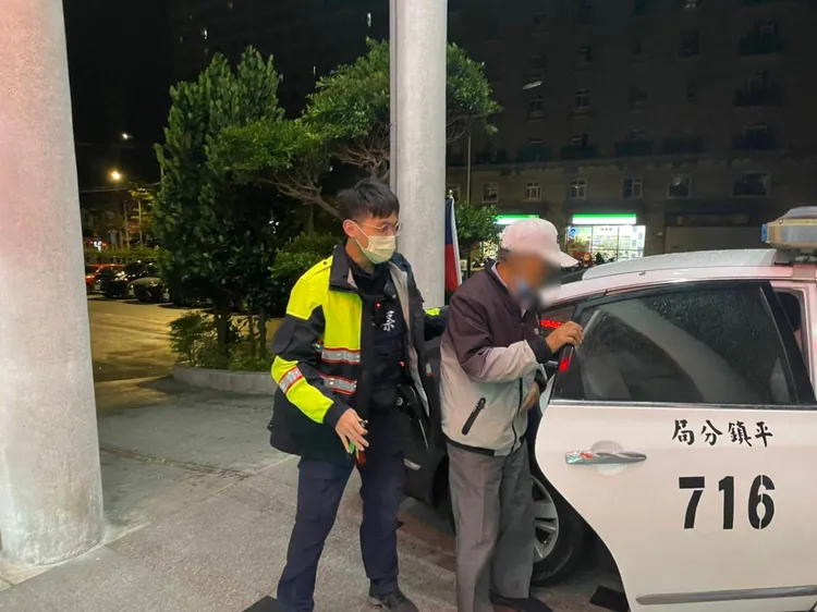 待老翁狀況穩定後，警員耐心的詢問老翁姓名，並利用警用資訊系統的輔助，總算順利查出老翁身分。翻攝畫面