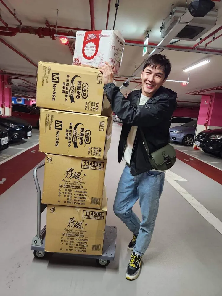 謝佳見帶著物資到「紅心字會興隆老人日間照顧中心」探視失智長者。紅心字會提供