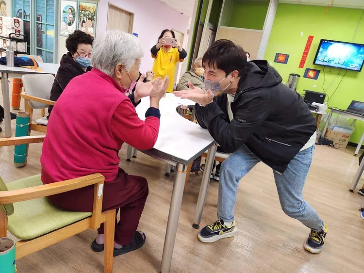 謝佳見已領到遠在大馬的老爸的紅包。紅心字會提供