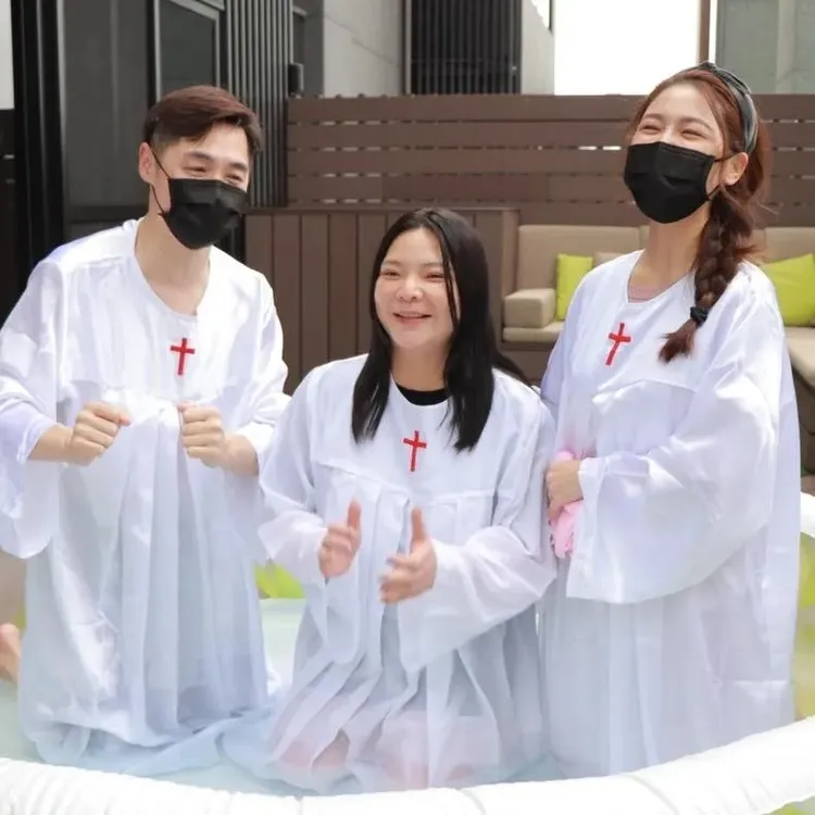 小甜甜（中）已退出宋逸民（左）、白家綺所屬的藝起發光教會。翻攝藝起發光臉書