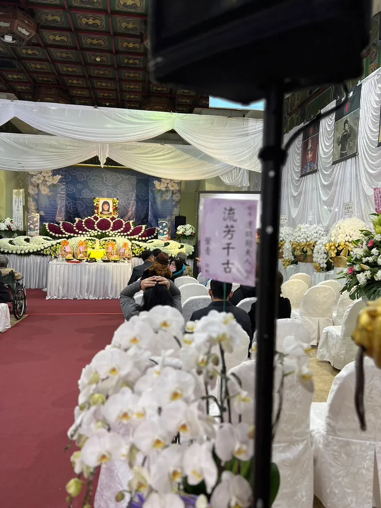 葉青送的花籃就在門口兩側。趙大智攝