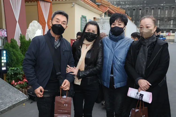 楊懷民（左起）、林美照、葉青、狄玫感慨竟在告別式相聚。彭欣偉攝