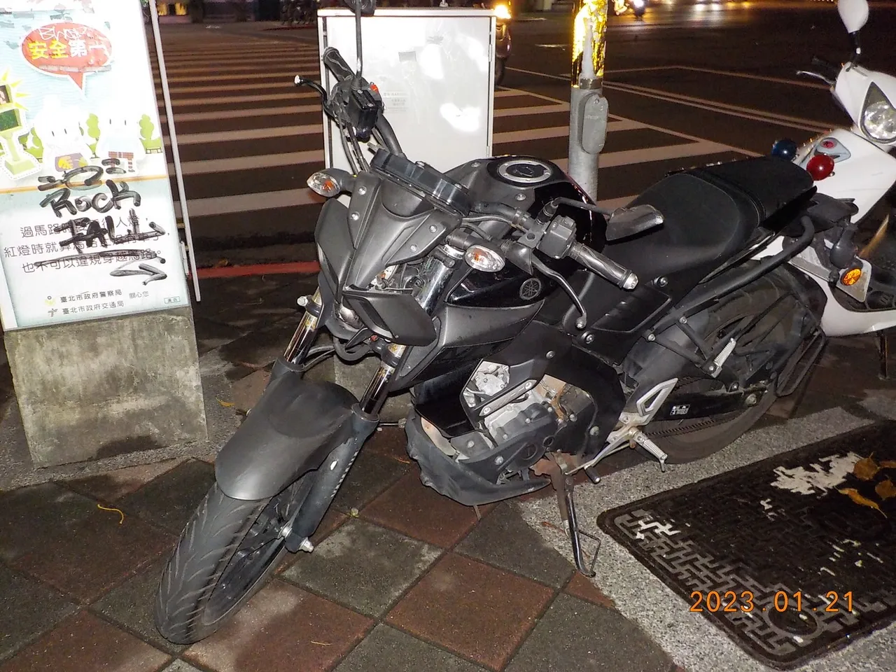 騎士不慎撞到闖紅燈的邱翁,機車也受損。翻攝畫面