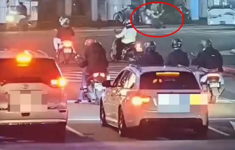 邱翁遭直行機車撞飛。翻攝畫面