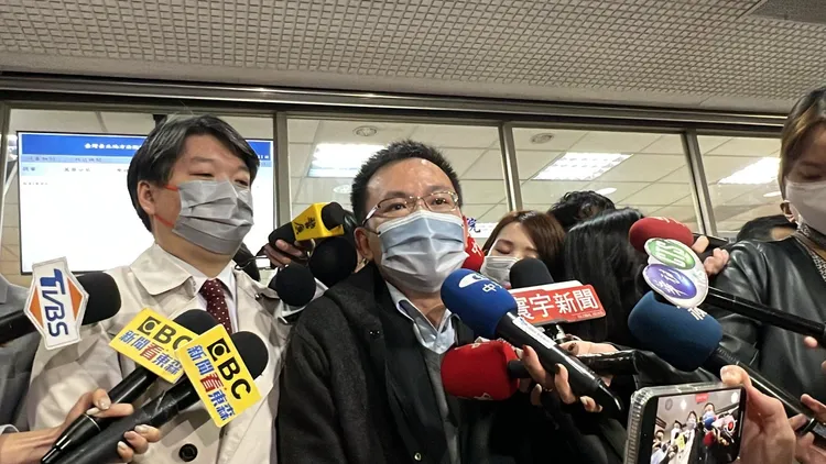 余正煌的律師張祐齊（左）、吳俊達（右）。陳彩玲攝