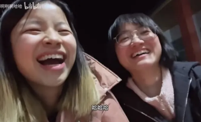 正妹全程笑聲不斷，親身展現「當個廢物也沒有關係」的精神。翻攝Bilibili